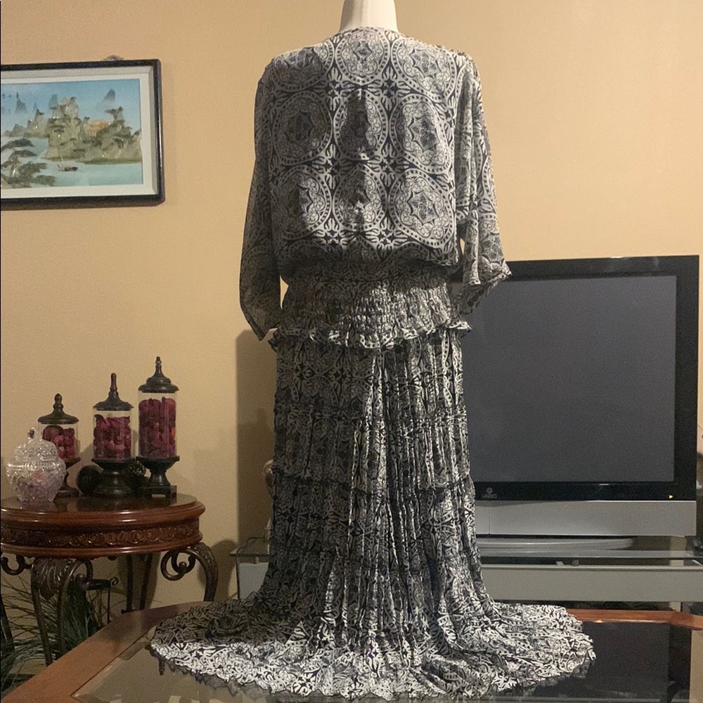 Elegant Black and White Women's Skirt and Blouse Set - Picture 2 of 2